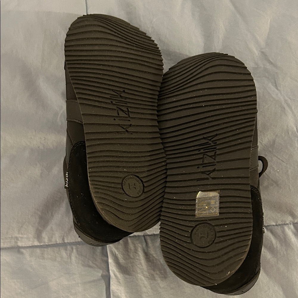 Kizik Women's Black Sneakers - Picture 2 of 5